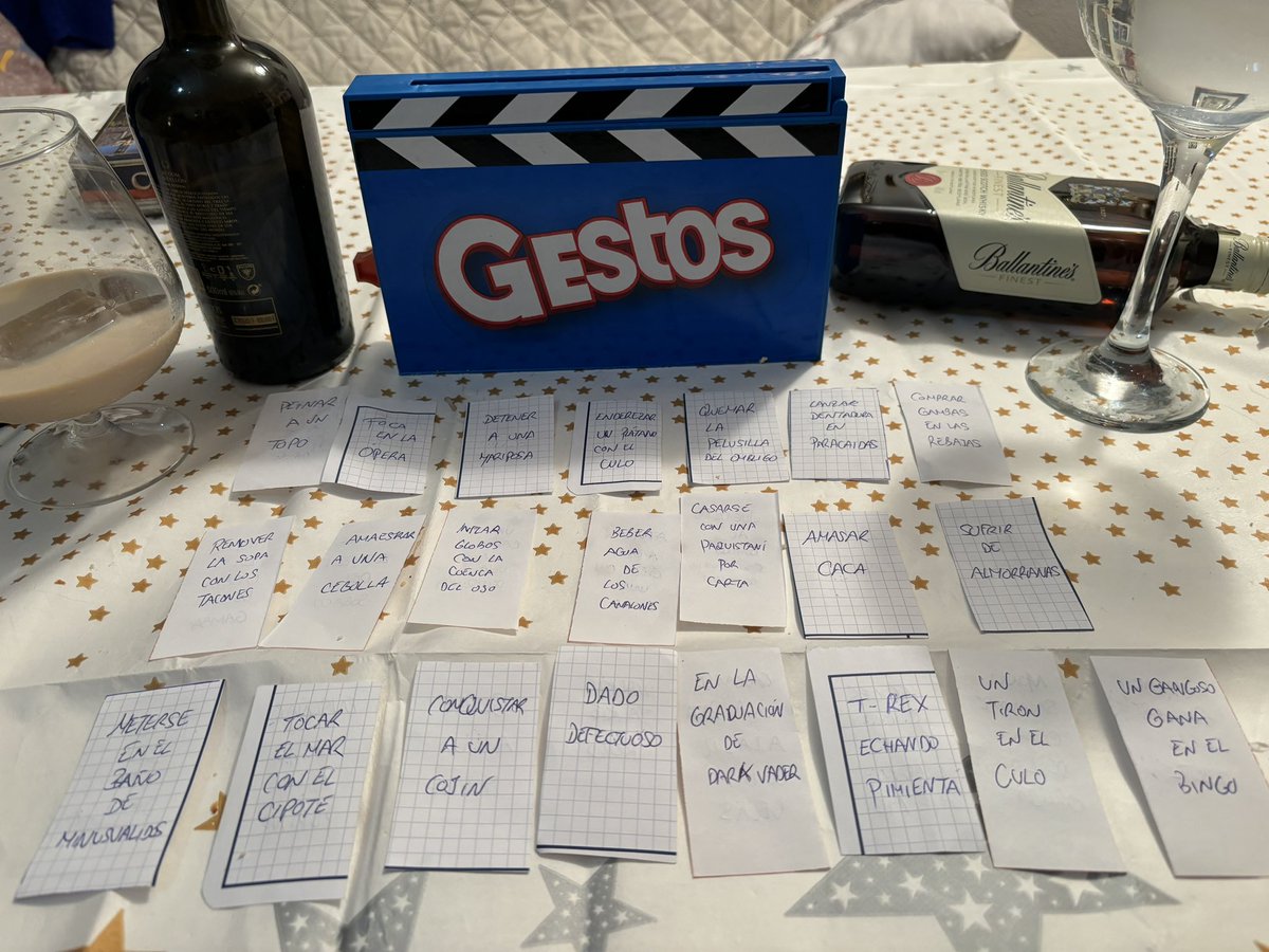 csdelacruz's tweet image. Señor@s de @Hasbro Esta noche jugando al #gestos nos hemos pasado el juego. Espero que no les importe que haya hecho mi propia versión extendida. Si les interesa, hablamos… pero a partir del martes 🍷🍸🥃🥃🍷🍺