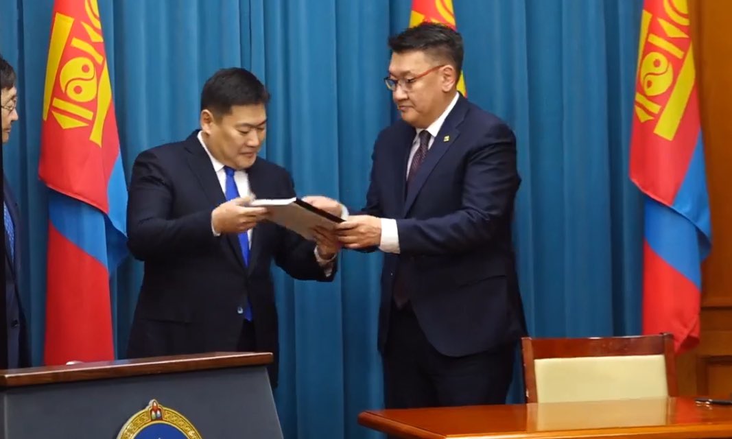 "Өрийг үр хүүхдүүд маань төлчихнө", "Өр биш өглөг" гээд нэрлэчих г.м ярьж суусан нөхдүүдийн тооцоо судалгаагүй тавьсан өр ширийг ямартай ч энэ ЗГ бүрэн төлж барагдууллаа. 
13.3 их наяд төг өр төлнө гэдэг амаргүй ажил шүү. 
Жинхэнээсээ өрийн дарамтгүй монгол боллоо 👏