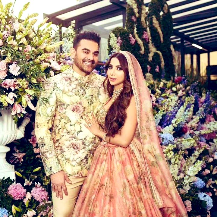 Arbaaz Khan dropped gorgeous pictures with wife Sshura Khan from their intimate wedding ceremony.

Here's wishing them a happy married life. 💕
#arbaazkhan #khanbrothers #khanfamily #sshurakhan #arbaazkhanofficial #bollywoodwedding #celebwedding