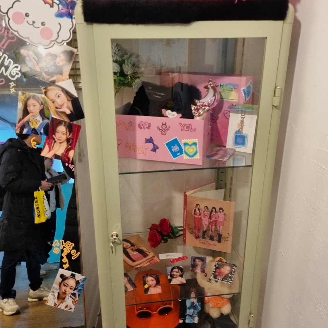 #옐링이_생일축하하기다아
#HAPPY_YELLING_DAY 
막냉이 옐링이 생카~~~ 두근두근 너무 좋았다 커피도 맛있고 재밌게 럭드도하고 카페 꾸며져있는거 하나하나 구경하는데 옐링이의 예쁜사진 한가득해서 좋다 거울에도 이쁘게 꾸며져있어서 셀카존도 있고 좋더라고요!! 오늘 생일인 옐링이 생일축하해~