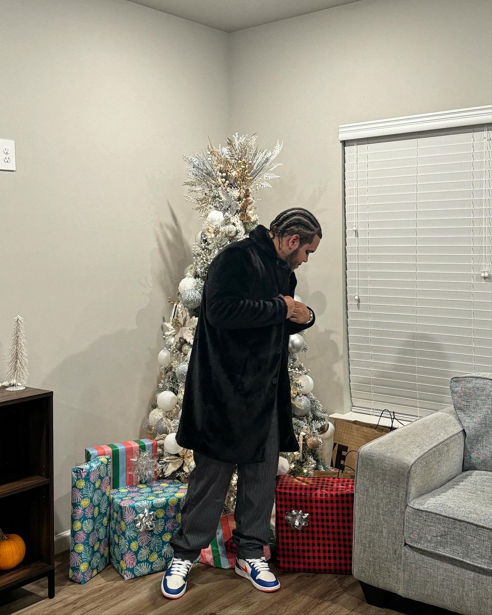 Jonathanjose__'s tweet photo. merry christmas 🎄🎁🖤 https://t.co/CfsxWkvf1L