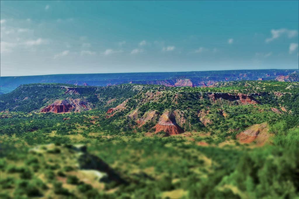 @DelaynaPS @SVUEARP Nowhere near mountains. I live in the Texas Panhandle. 30 miles from Palo Duro Canyon State Park. Mostly flat horizon except for the canyons. Pretty in its own way.