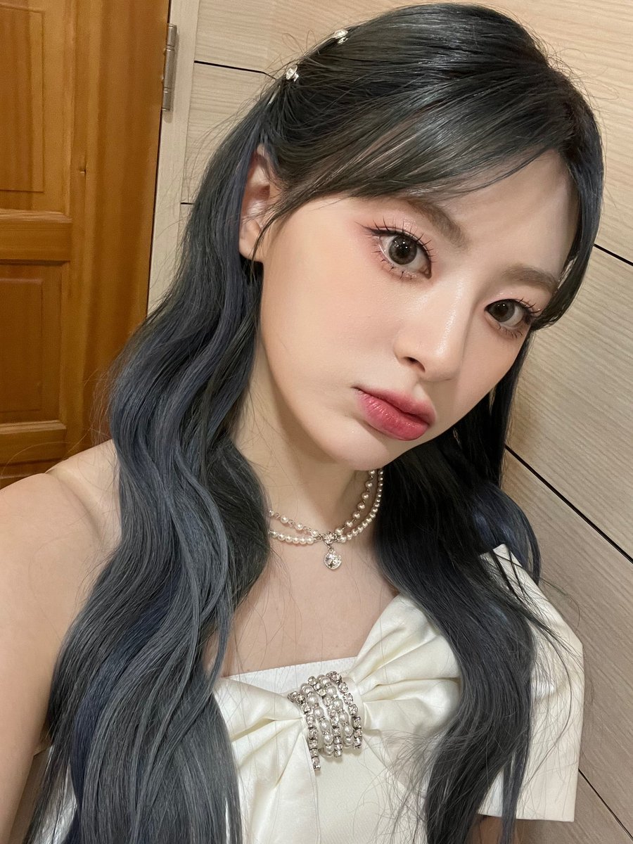 STAYC_talk's tweet photo. 🦊💬
해피 크리스마스☃️🤍

#STAYC #스테이씨 #Seeun #세은 https://t.co/krgRW93wSA
