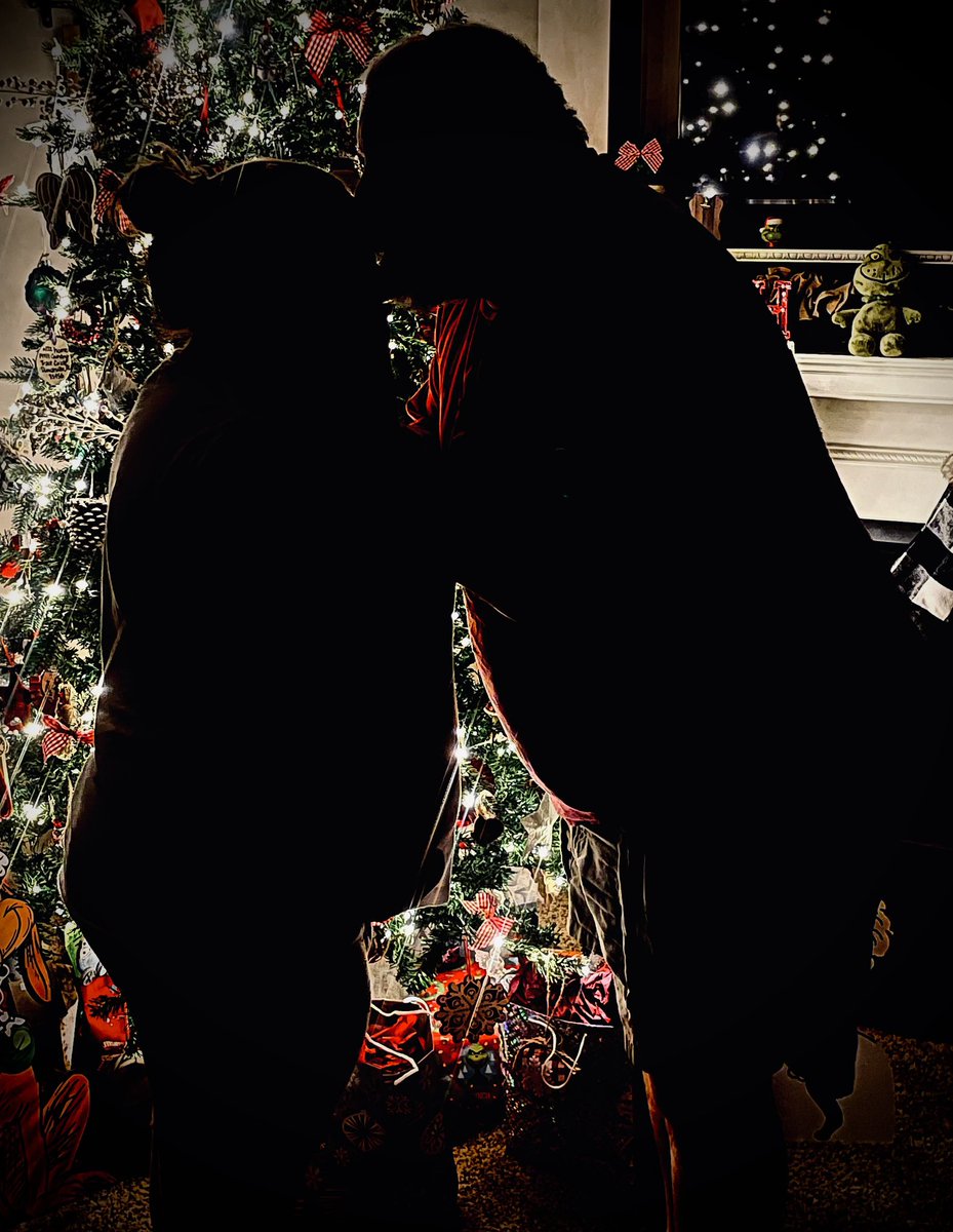 amber_harbin16's tweet photo. We’re officially 8 months on this lovely Christmas Eve❤️ in just a few more weeks Brendan will be here and we’re over the moon excited❤️ @ThAbEaR_95 https://t.co/S5EfaiBpxT