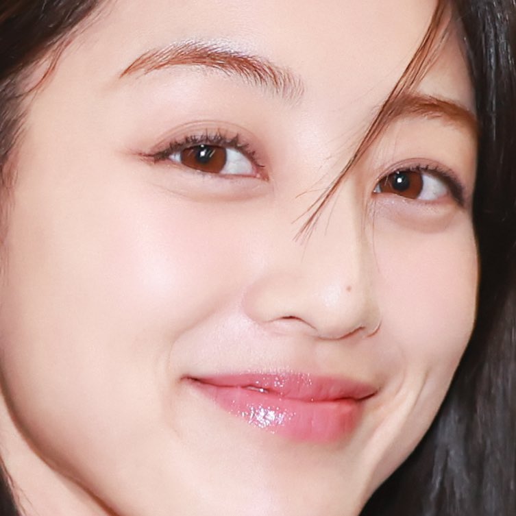 jihyo and her pretty light brown eyes