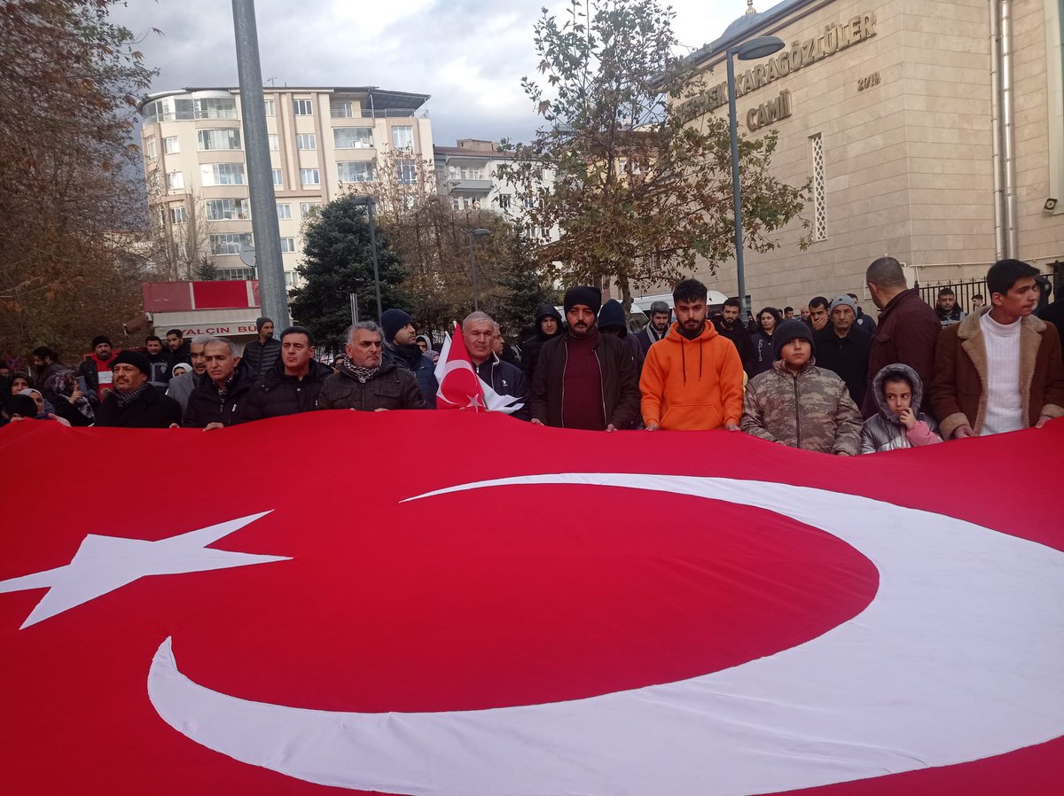 Malatya’da düzenlenen yürüyüşe katılan yüzlerce insan “Kahrolsun İsrail,Kahrolsun ABD,kahrolsun PKK” sloganları attı… Filistin için yürüyenler nerede diyen şerefsizler biz yine meydanlardaydık ve siz yine yoktunuz! PKK ya laf söyleyemeyen sokak köpekleri, Müslümanlara hırlıyor!