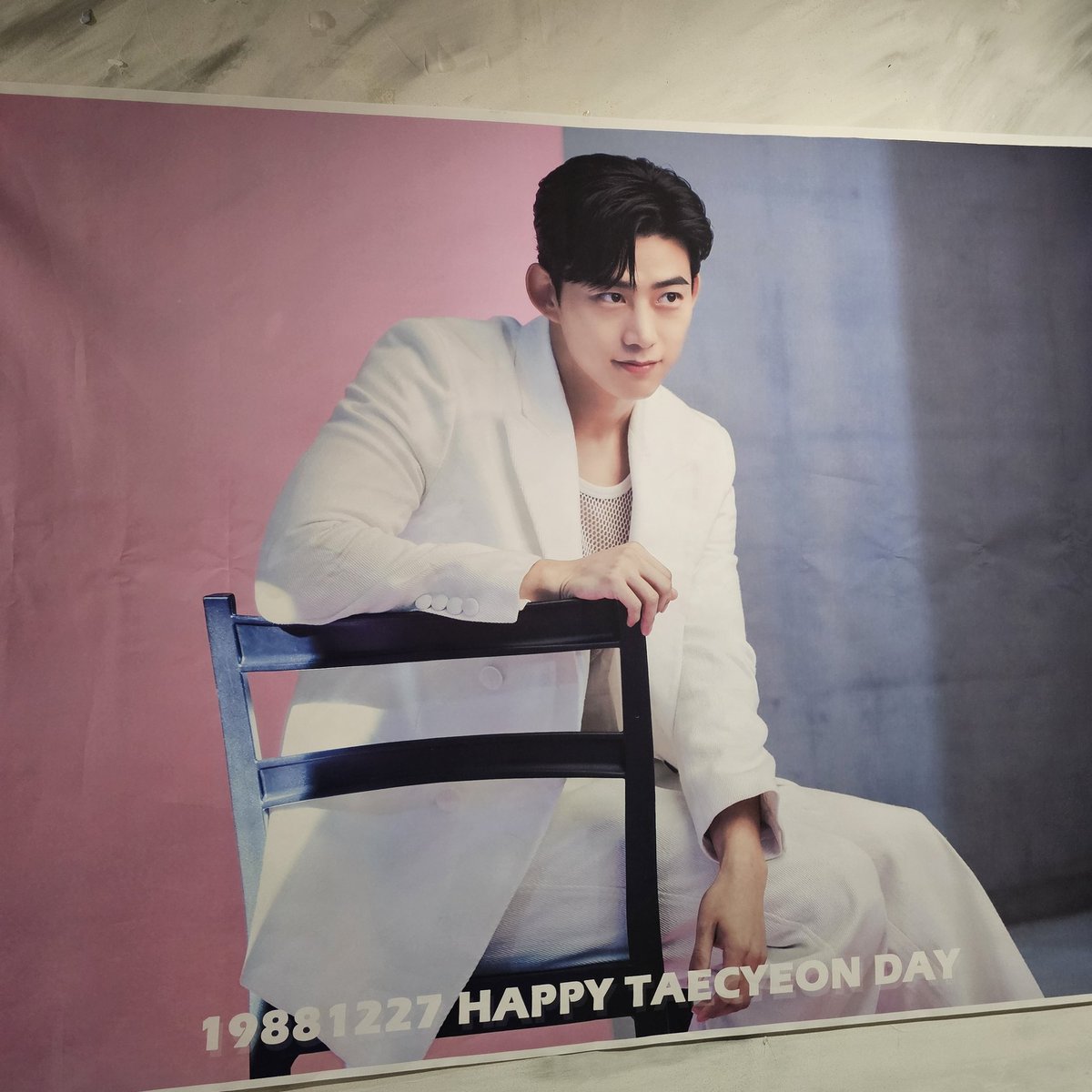 angang_2pm's tweet photo. 어제 다녀온 생일카페💚
카페 내부가 택연오빠 사진들로 가득차 아주 안구테라피 제대로 하고 왔슴다!! 살색옥택연 최고..🙈 특전도 짱귀ㅠㅠ 마카롱오빠는 녹고 상하는 꼴 볼 수 없어서 바로 그자리에서 뇸뇸 했어요.. 
늘 예쁜 사진들로 생일카페 열어주셔서 감사합니다!!!
 #specialTYtime https://t.co/LSSysbbjIR