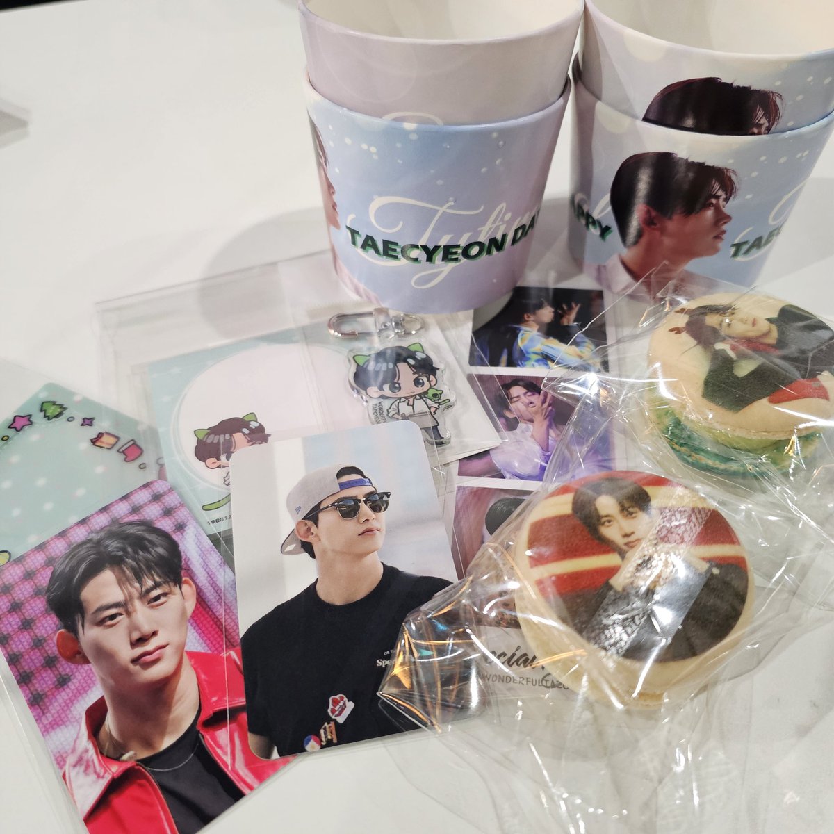 angang_2pm's tweet photo. 어제 다녀온 생일카페💚
카페 내부가 택연오빠 사진들로 가득차 아주 안구테라피 제대로 하고 왔슴다!! 살색옥택연 최고..🙈 특전도 짱귀ㅠㅠ 마카롱오빠는 녹고 상하는 꼴 볼 수 없어서 바로 그자리에서 뇸뇸 했어요.. 
늘 예쁜 사진들로 생일카페 열어주셔서 감사합니다!!!
 #specialTYtime https://t.co/LSSysbbjIR