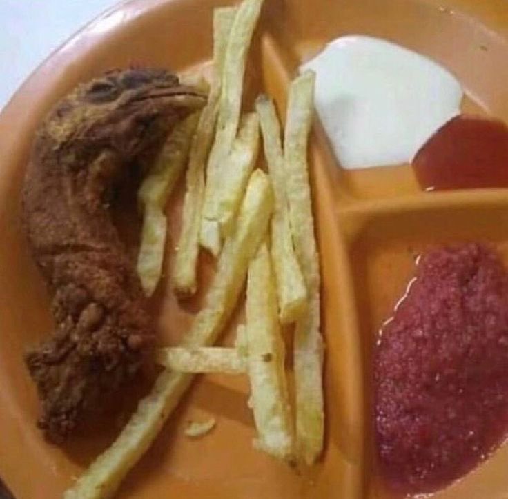 Avila4686's tweet photo. Un pollito frito para celebrar navidad @elmarianaa #navidadzaza https://t.co/yvSCSyhGpe