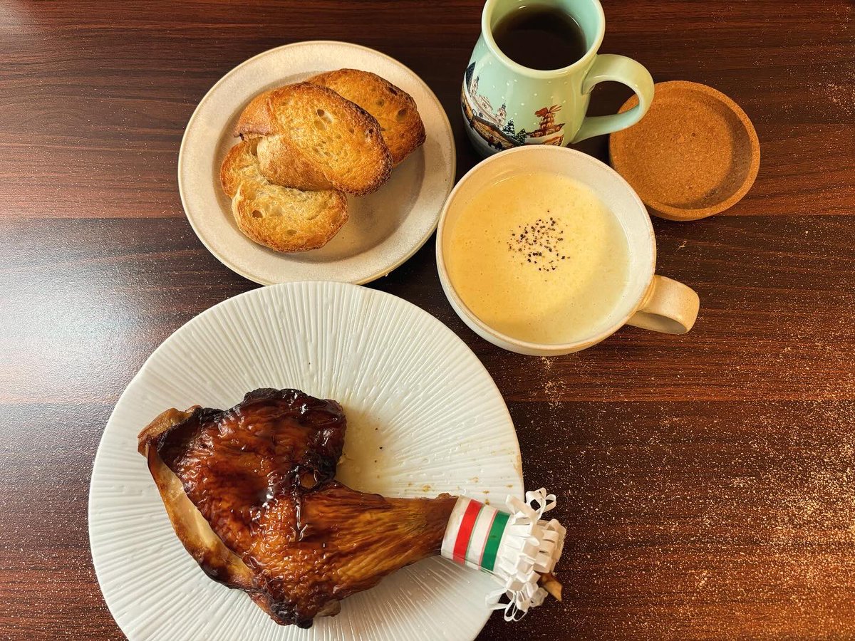 kutsurogibiyori's tweet image. 12/24のアドベントカレンダーを開けると、限定のHOLIDAY TEA✨✨

結局、どこにも行かず引きこもり。
ONE DAYの録画を見てイブを締めくくった。

ワンコのフランちゃんも、全速力で戻ってきて良かった。

#holidaytea