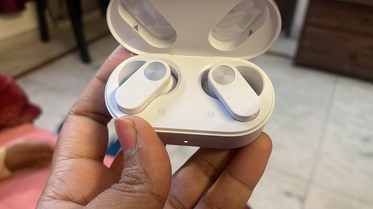 arivomkadaioffi's tweet photo. #TWS  #Earbuds 

என்ன ஆனாலும் Earbuds வாங்க கூடாது , wired headset வெச்சு சமாளிக்கலாம் னு தான் இருந்தேன். ஆனா மீட்டிங் time மட்டும் wired headset ரொம்ப disturb ஆ இருந்திச்சு னு சரி ஒரு குறைந்த விலை Earbuds வாங்கலாம் னு boAt TWS வாங்கி பயன்படுத்திட்டு இருக்கேன் . இந்த பதிவு ல 8  Budget TWS suggest செய்யறேன் . உங்க budget கொஞ்சம் stretch செஞ்சு ஐந்தாயிரம் வரைக்கும் செலுத்த முடியும் என்பவர்களுக்கு கடைசியா இரண்டு option கொடுத்திருக்கேன் .. மொத்தமா 10 TWS இன்னிக்கு பார்க்க போறோம் . எனவே முழுவதும் படித்து உங்களுக்கு எது செட் ஆகும் என்பதை தேர்ந்தெடுங்க . நிறைய பேர் My Rankings போட சொல்லி கேட்டுருகீங்க . போட்டிருக்கேன் . ஆனா அது உங்க முடிவை influence செஞ்சிட கூடாது என்பதையும் கேட்டுக்கறேன் . காரணம் என் விருப்பம் தான் உங்க விருப்பமா இருக்கனும் என்பது நான் எப்போதுமே நினைக்க மாட்டேன் . விரும்பவும் மாட்டேன் . நீங்க கொடுக்கும் காசுக்கு உங்களுக்கு அந்த பொருள் எவ்ளோ நியாயமா இருக்கு என்பதை மட்டும் மனதில் வைத்து முடிவு எடுங்க.

1. One Plus Nord 2R

கிட்டதட்ட 20 ஆயிரம் பேருக்கு மேல இந்த Earbuds வாங்கி இருக்காங்க. இந்த பதிவிற்காக நிறைய Tech reviews படிச்சேன் கூடவே amazon reviews ம் படிச்சேன் .நிறைய பேர் இந்த TWS ல ரொம்ப பிடிச்ச விஷயமா சொல்லி இருக்கறது “Rich Bass” .  சரி இதுல இருக்கற சில specs என்ன என்ன னு பார்க்கலாம் .

· ஒருமுறை சார்ஜ் செய்தால் 38 மணி நேரம் மியூசிக் கேட்கலாம் .
· IP 55 Rating - Water & Sweat Resistance
· 12.4mm driver unit for rich bass quality sound experience
· sound master equalizer - Bold, Bass & Balanced
· Dolby Atoms Support

Price : Rs.2199
Reviews : 4.2 * | 20,666 Ratings

இதுல பொதுவா நிறைய பேர் சொல்லி இருக்கும் ஒரு Drawback : volume full sound வெச்சு கேட்கும் போது “Distortion”  ஆகுதுனு .  அப்படி ஆகலைனாலும் தயவு செஞ்சு full volume வெச்சு கேட்காதீங்க .

Link To Buy :
https://t.co/JlC9APznfO