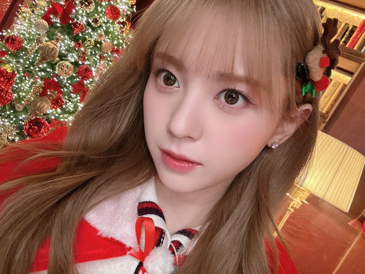 official_kep1er's tweet photo. 케플리안✨❄️ 메리 크리스마스🎄🎂🧸
오늘 좋은 시간 보내고 행복한 하루 보내요🤍
눈 내린 화이트 크리스마스다아아❄️

#마시로 #MASHIRO 
#Kep1er #케플러 https://t.co/qdpSFuSnPv