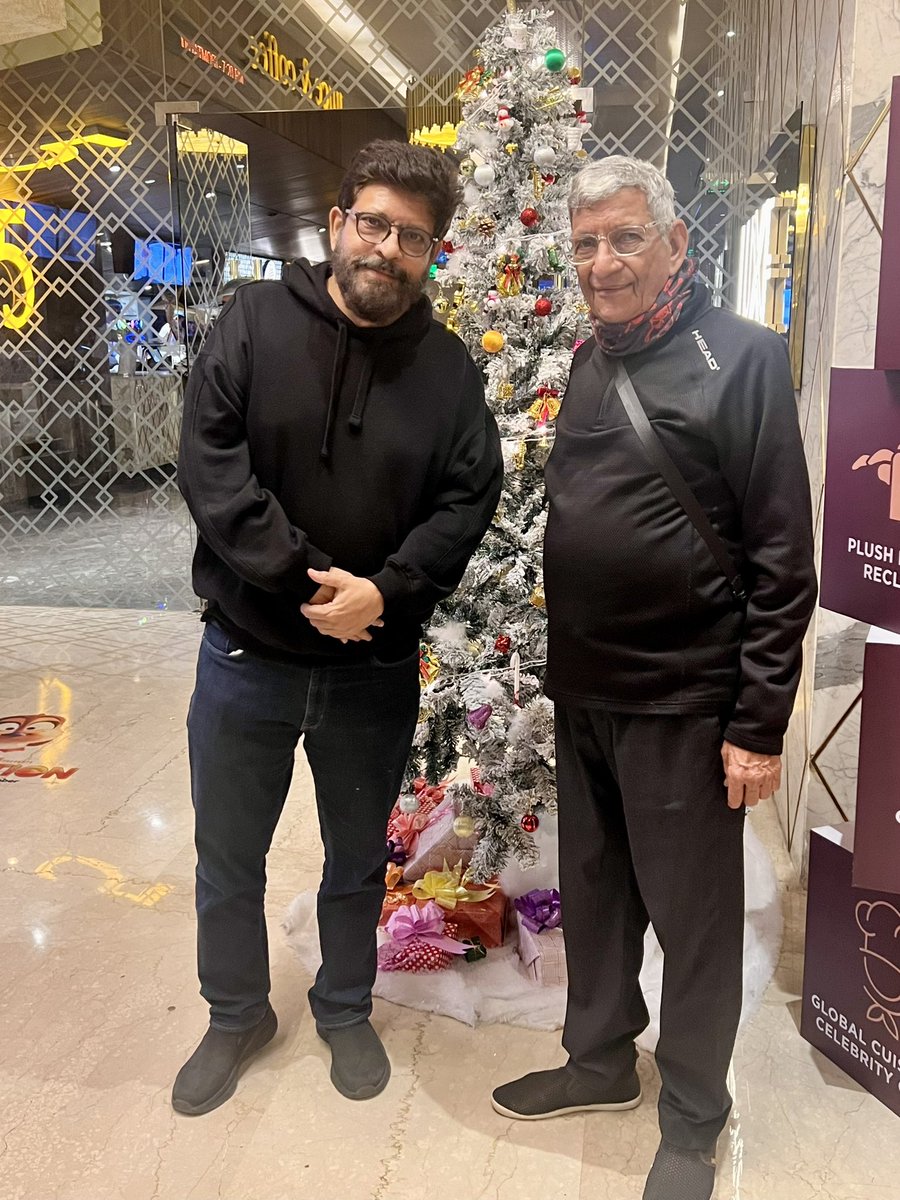 rajeevcreations's tweet photo. Celebrated #Christmas with @iamsrk watching #Dunki at @_PVRCinemas #pvricon #andheri #Mumbai @RajkumarHirani ❤️ https://t.co/ZnusJqT5mo