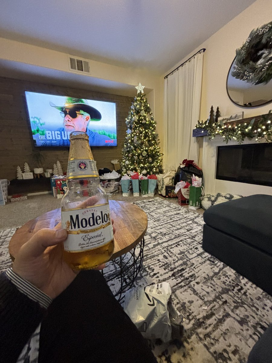 RealFreshLive's tweet image. Merry Christmas! #FreshLive #Christmas #Modelo
