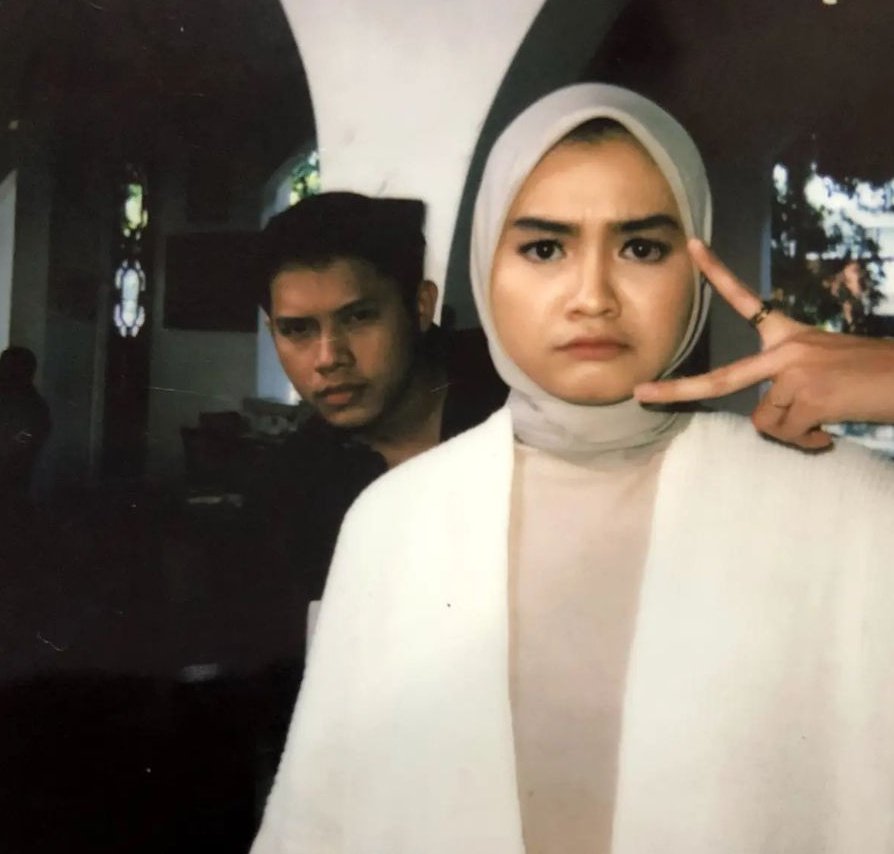sedotan_jasjus's tweet photo. kayak ada yang beda,
oh iya beda agama. https://t.co/oaoSm1toQo