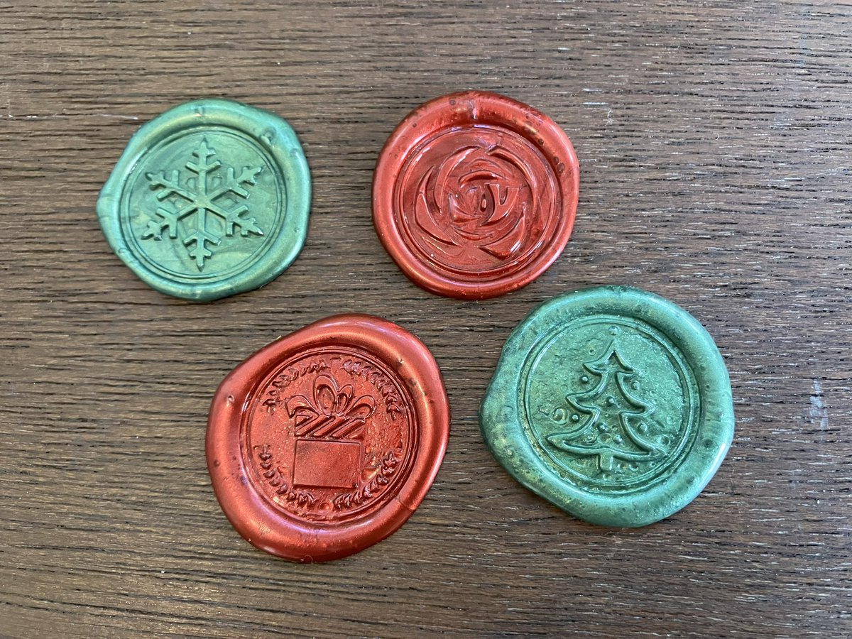 294nicchoku's tweet photo. こんにちは。

メリークリスマス！

とういことで、ぷちプレゼント企画。
シーリングワックスを用意しました^^

つくし文具店、今日も13時から18時までオープンです。

日直:にょぶ https://t.co/bVjTPtQdj9