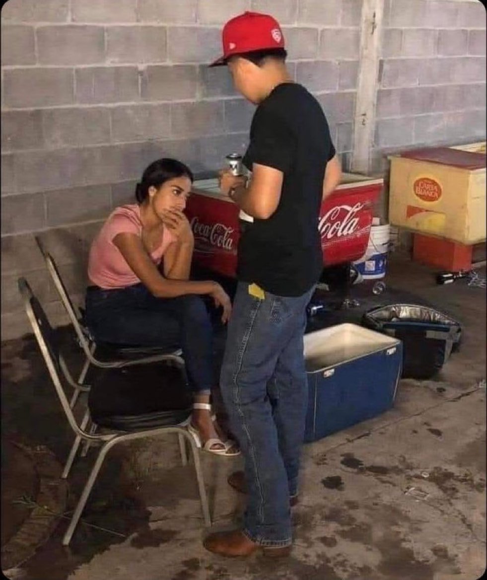 kelflos's tweet photo. — Ya sé que mañana trabajo pero otra más no me va a poner ni más ni menos pedo. Además mañana ni va a haber tanto jale. https://t.co/YguJINNbRD