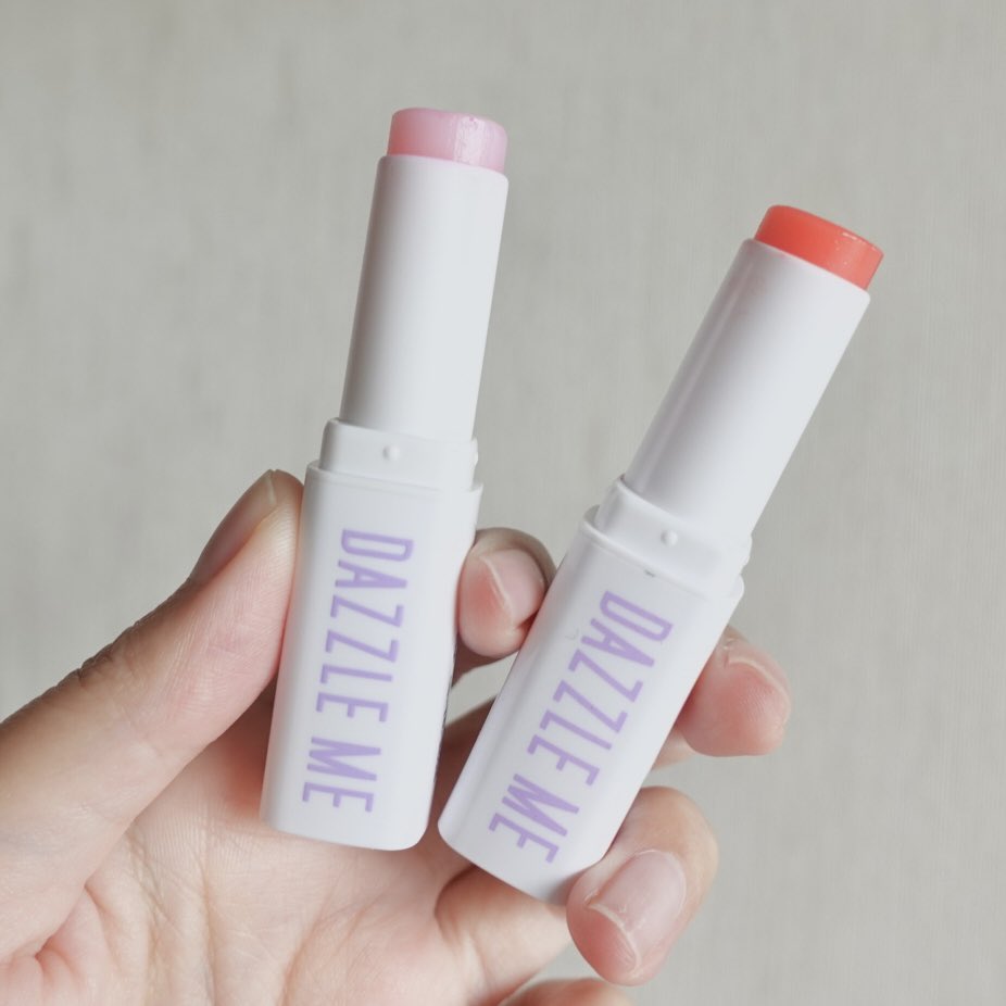 ChichaShalala's tweet photo. ￼กระแสลิปบาร์มมาแรง แนะนำ DAZZLE ME Fruit Justice Lip Balm ลิปบาล์มกลิ่นหอมอ่อนๆ บํารุงริมฝีปากให้ชุ่มชื้น ลดความหมองคล้ำ สารสกัดจากผลไม้ สีสวยด้วย พิกัด: https://t.co/TVpeMgng2J 

#รีวิวบิวตี้ #ลิปบาร์ม #dazzle #บอกต่อสกินแคร์ #รีวิวสกินแคร์ #beauty #ลิปสติก #รีวิวสกินแคร์ https://t.co/rGUyaso1du