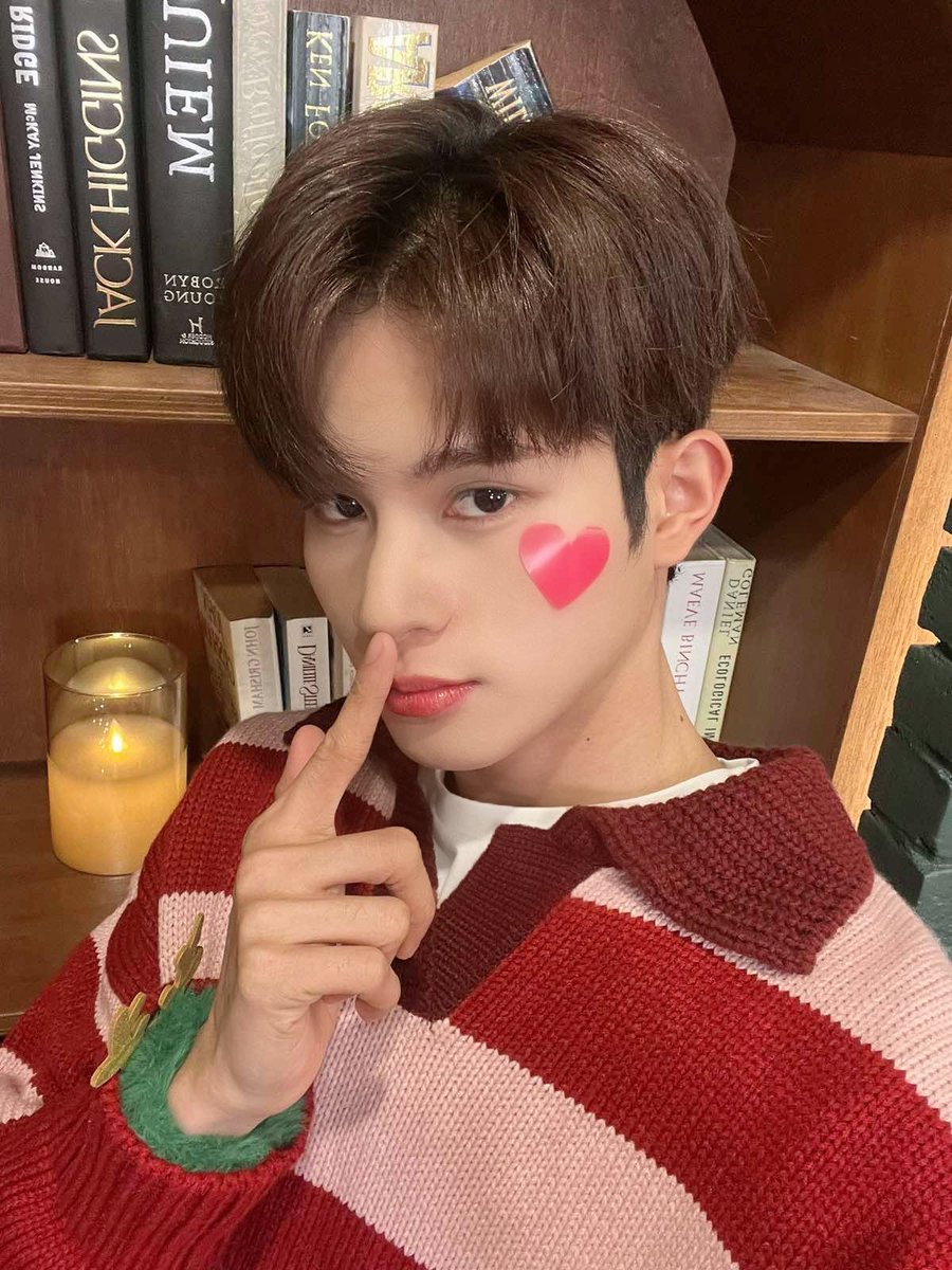 HORI7ON_twt's tweet photo. [🦊] Hello guys!!🦊
Happy Holidays! How have you guys been doing lately? I hope you guys are staying happy ❤️ Let’s celebrate this time of the year with a smile and with our loved ones. Let’s end this year with gratitude and happiness. Make each day extra special. Don’t forget to stay warm guys. 
Thank you and I ❤️ U!!!

#HORI7ON #호라이즌 #WINSTON #윈스턴