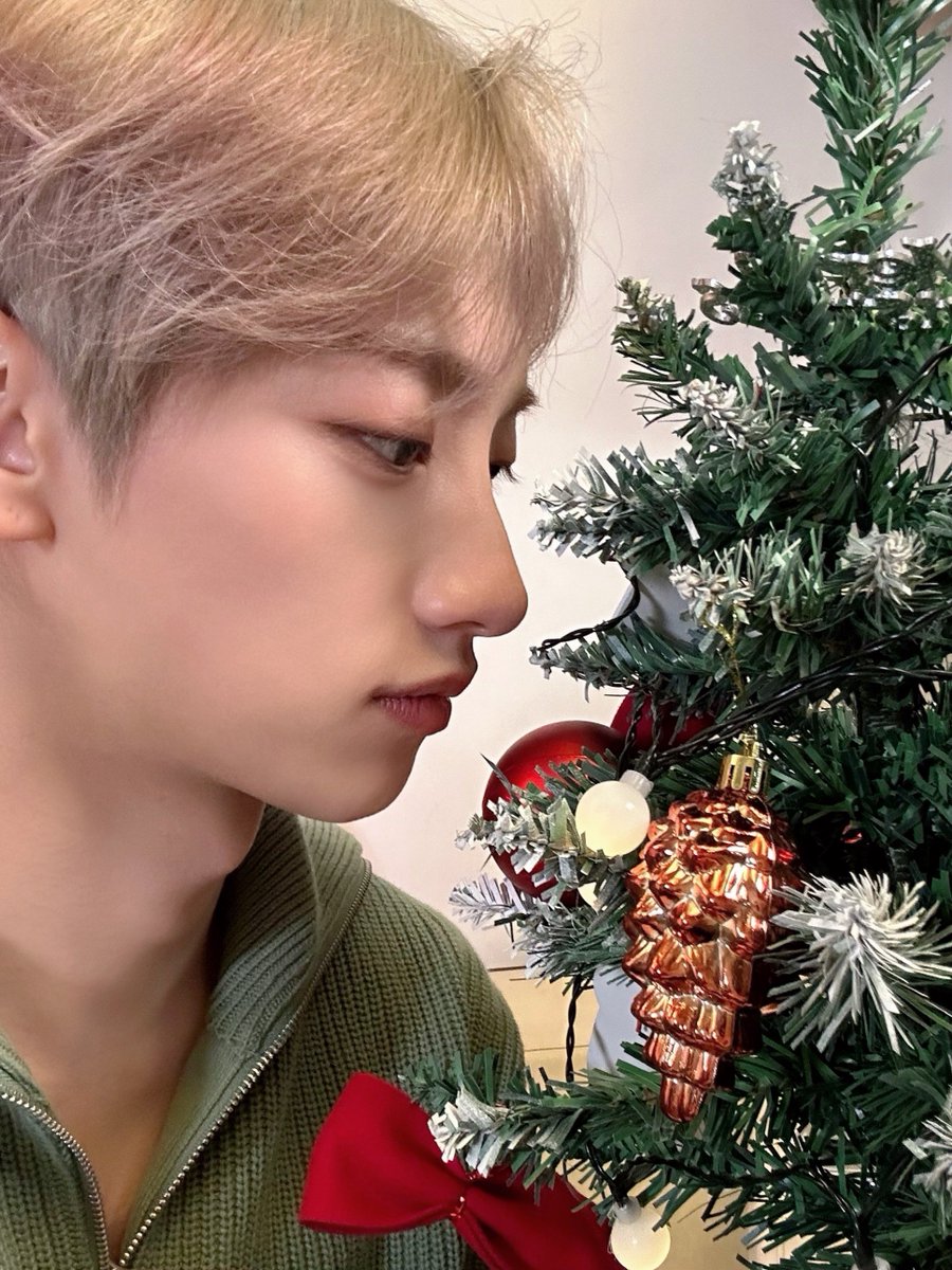 VannerOfficial's tweet photo. [#영광]

VVS처럼 아름다운 메리크리스마스~🎄❤️

#VANNER #배너 #YEONGGWANG https://t.co/kDOTIdAHJd