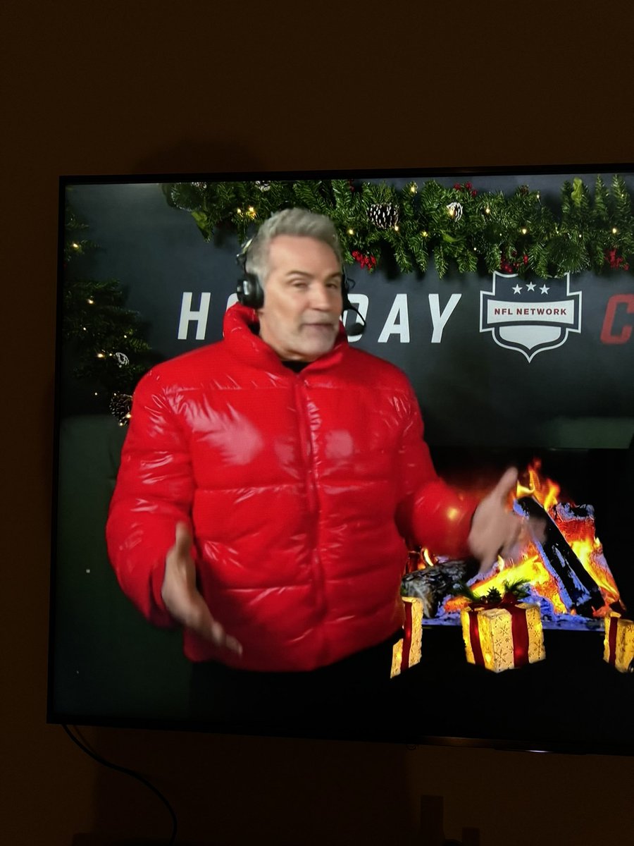 imjleader's tweet photo. @nflnetwork please tell @kurt13warner  to give his wife’s jacket back. https://t.co/4B1gKjSp1b