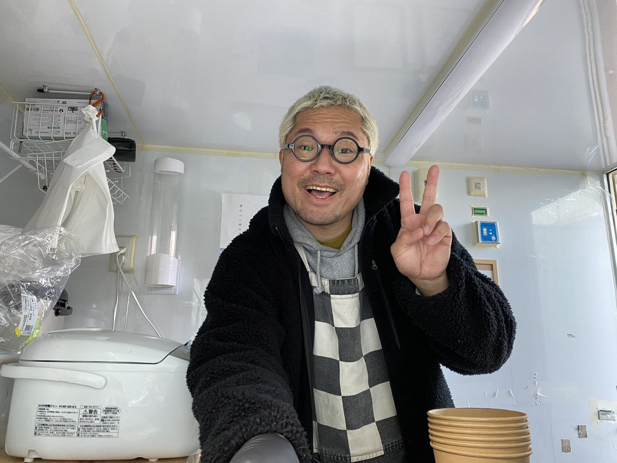 officeBLG21's tweet photo. なんと！今日はローカルスター“山田ちゃーはん”さんのキッチンカーが会社に来てくれました！本当に「日本で2番目に美味しいハヤシライス」かもしれんです。個人的にはリピーター確定っす！
#山田ちゃーはん #キッチンカー #ラフラフ #laugh_laugh 
#ハヤシライス #日本で２番目に美味しいハヤシライス https://t.co/RRwjv5XWaK