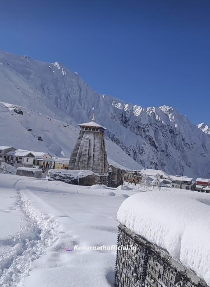 कर्पूर गौरम करुणावताराम भुजगेन्द्र हारम!
सदा वसंतम हृदयाल व्रंदे भवम भवानी सहितम नमामी!!
ॐ नम: शिवाय!!
हर हर महादेव!!
🌹🌹🌹
