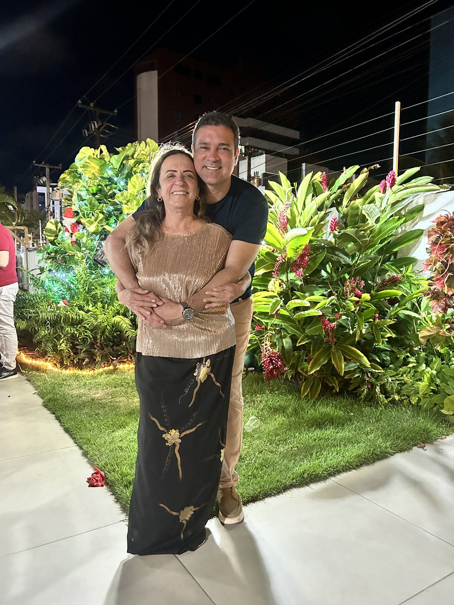 thiagolucenaa's tweet photo. Que neste dia especial, no nascimento no nosso Senhor Jesus Cristo, a gente possa renovar nossa fé, buscando ter mais empatia e solidariedade. 

É dia de celebrar, mas com desfalque hoje de Leticia, que está de plantão. E de Mariana, Jacinto, Matheus e Miguel.

Feliz Natal! 🎄 https://t.co/9vRGQthVLL