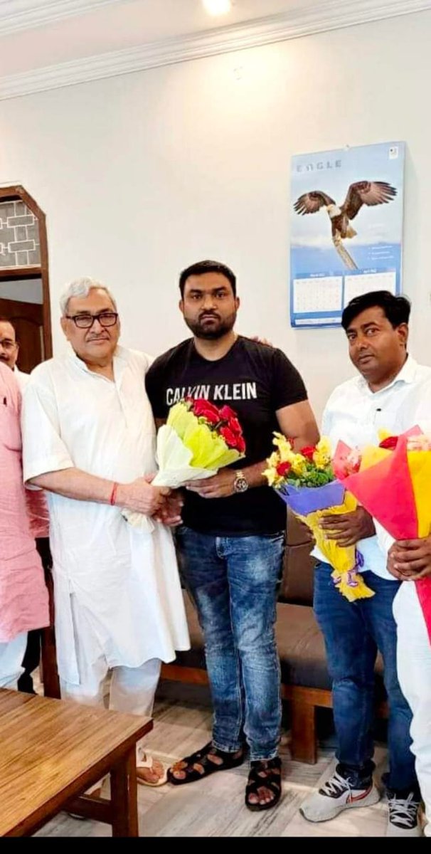 amitkumar0532's tweet photo. बीजेपी MLC डॉ केO पीO श्रीवास्तव को बुके देते हुए अंडरवर्ल्ड डॉन के शार्प शूटर निहाल कुमार उर्फ बच्चा पासी की फोटो वायरल 

बच्चा पासी के ऊपर डाक घर लूट काण्ड व काला घोड़ा शूट आउट समेत दो दर्जन से अधिक मुकदमे दर्ज हैं
@CMOfficeUP @BJP4India @prayagraj_pol @yadavakhilesh https://t.co/GNVMiwBGzD