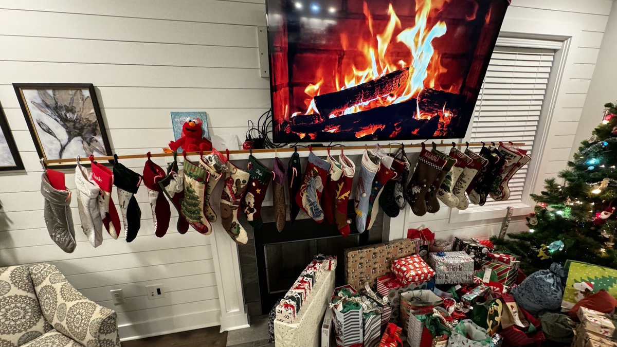 RootsW's tweet photo. 27 stockings strong (tying the league record) and the sag on either end is real … hoping it holds up overnight into Christmas morning! #WoodruffsOnTybee #RootsOnTheRun #TybeeXmas #Christmas #TybeeTime https://t.co/7jeKB31Hb7