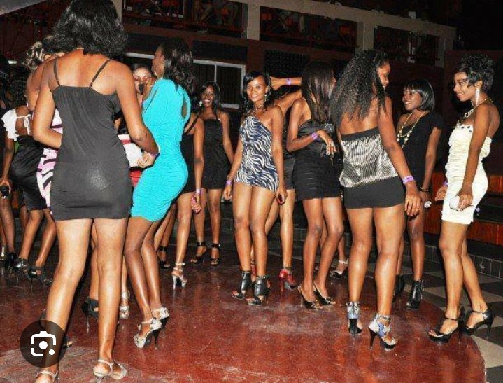 A rare photo of  Nairobi babes, after telling their husbands they have gone to the church for Christmas eve😅👇
#AkiMenCanLie