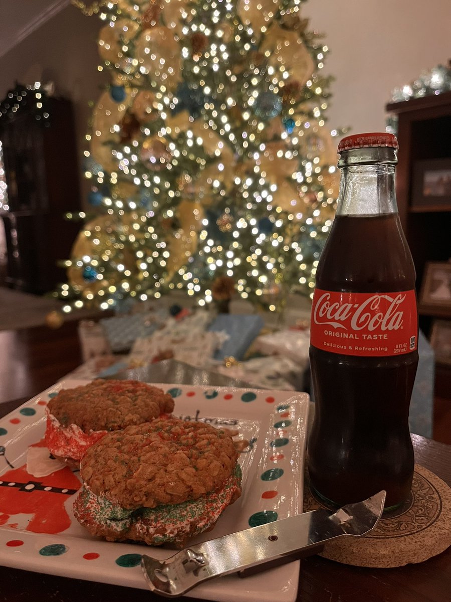 dustincastells's tweet photo. Santa is getting homemade oatmeal cream pies and an ice cold @CocaCola! Merry Christmas! https://t.co/QuStQ0WywK