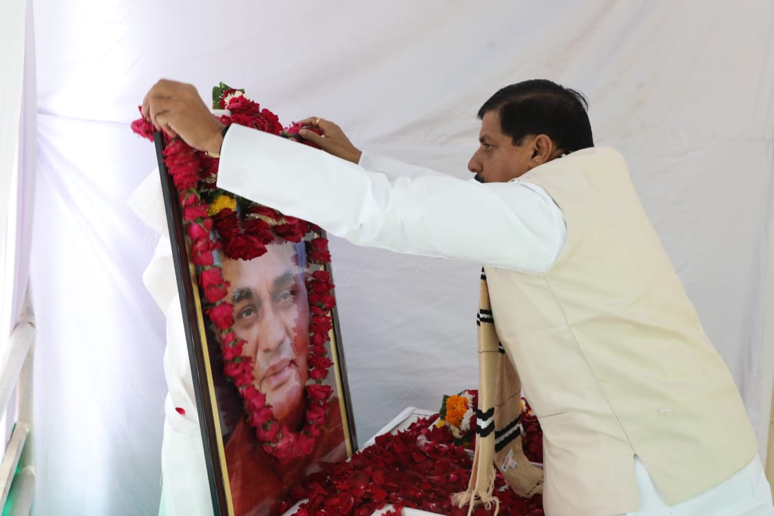 CMMadhyaPradesh's tweet photo. मुख्यमंत्री डॉ. मोहन यादव ने आज निवास विंध्य कोठी पर सुशासन के प्रणेता, पूर्व प्रधानमंत्री, परम श्रद्धेय स्‍व.अटल बिहारी वाजपेयी जी की जयंती पर उनके चित्र पर माल्यार्पण कर पुष्पांजलि अर्पित की एवं राष्ट्र निर्माण में उनके अतुलनीय योगदान का स्मरण किया।

@DrMohanYadav51 #AtalBihariVajpayeeJi #GoodGovernanceDay