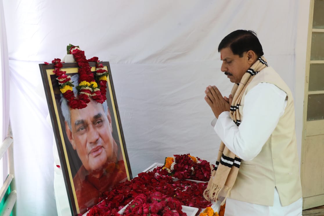 CMMadhyaPradesh's tweet photo. मुख्यमंत्री डॉ. मोहन यादव ने आज निवास विंध्य कोठी पर सुशासन के प्रणेता, पूर्व प्रधानमंत्री, परम श्रद्धेय स्‍व.अटल बिहारी वाजपेयी जी की जयंती पर उनके चित्र पर माल्यार्पण कर पुष्पांजलि अर्पित की एवं राष्ट्र निर्माण में उनके अतुलनीय योगदान का स्मरण किया।

@DrMohanYadav51 #AtalBihariVajpayeeJi #GoodGovernanceDay