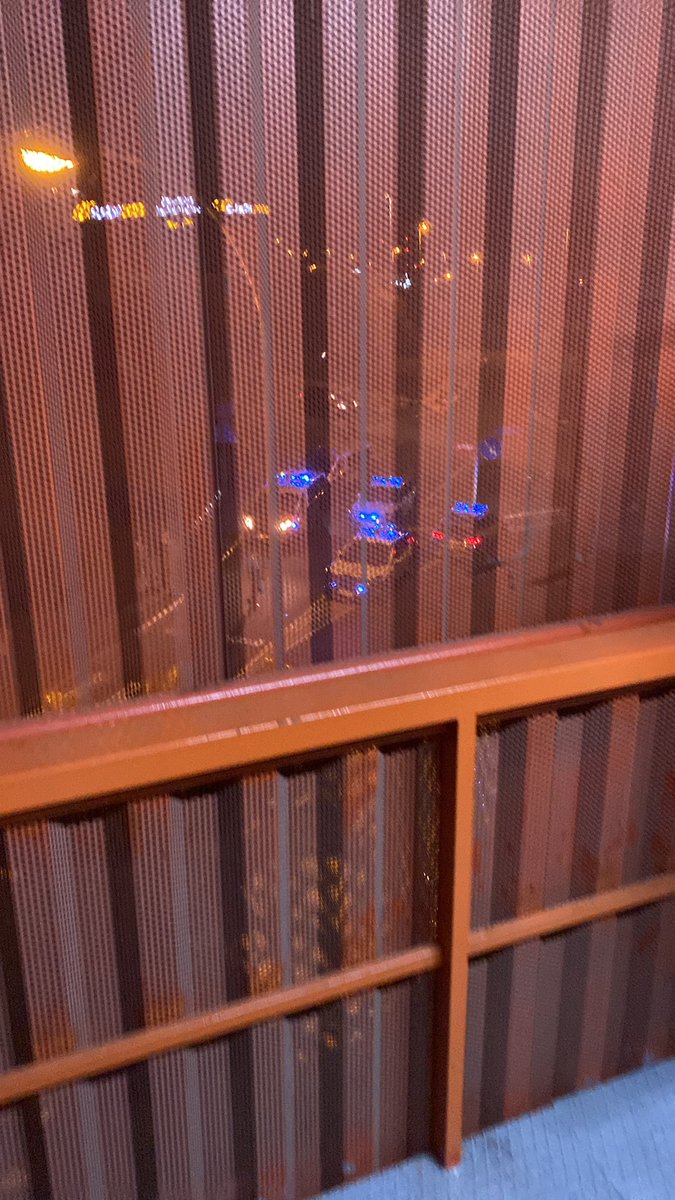 Carrloosesparza's tweet photo. Más de 1000 entradas vendidas en un local que no cabían ni 500 (tuve que meterme en el ropero porque al dejar a mis hermanas me quede dentro porque hubo una avalancha, y pasaron horas hasta que evacuó la policia) la que se le viene a la organización es poca. Muy guay Univerzzo https://t.co/hKW9xEa9f7