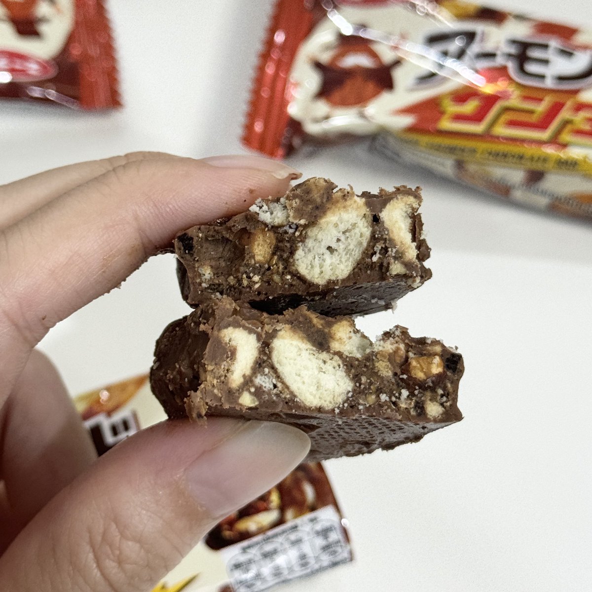 mewkyreview's tweet photo. แกรรร ขนม Almond Thunder นี้อร่อยเกิ้นนน เป็นช็อคโกแลตอัลมอนด์จากญี่ปุ่นคือมันอร่อยจริงๆหยุดกินไม่ได้แล้ว ข้างในเป็นอัลมอนด์คั่ว คุกกี้ คุกกี้โกโก้ 🍫🌰🍪หวานละมุ��มาก อยากให้ขายตลอดไปได้มั้ยยย นอยอ่าทำไมขายแค่ช่วงนี้🥹 ทุกคนจดชื่อละตามไปตุนด่วน ที่เซเว่น! ซองละ27บาท
#รีวิวเซเว่น #Almondthunder #Blackthunder #สนุกได้อีก