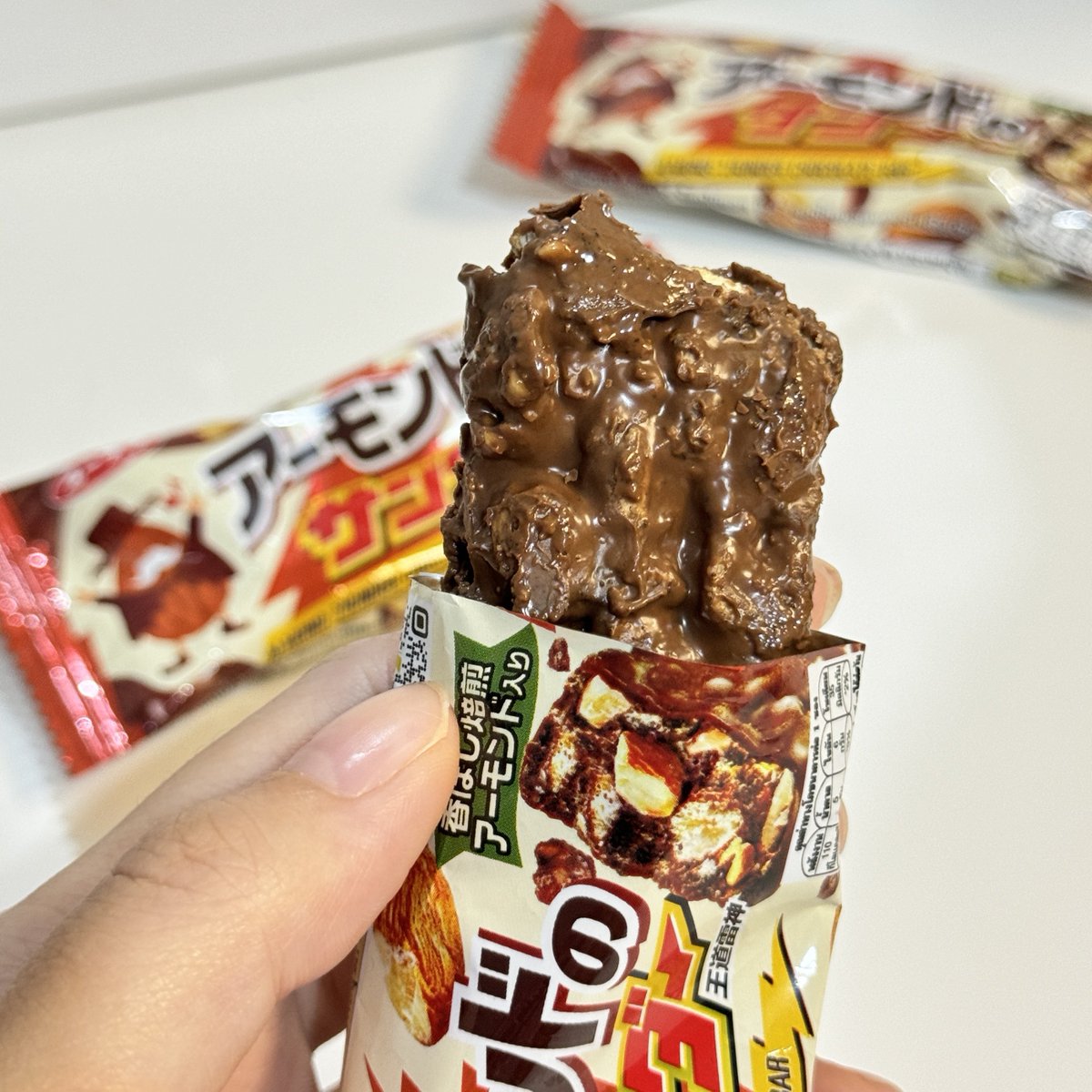 mewkyreview's tweet photo. แกรรร ขนม Almond Thunder นี้อร่อยเกิ้นนน เป็นช็อคโกแลตอัลมอนด์จากญี่ปุ่นคือมันอร่อยจริงๆหยุดกินไม่ได้แล้ว ข้างในเป็นอัลมอนด์คั่ว คุกกี้ คุกกี้โกโก้ 🍫🌰🍪หวานละมุ��มาก อยากให้ขายตลอดไปได้มั้ยยย นอยอ่าทำไมขายแค่ช่วงนี้🥹 ทุกคนจดชื่อละตามไปตุนด่วน ที่เซเว่น! ซองละ27บาท
#รีวิวเซเว่น #Almondthunder #Blackthunder #สนุกได้อีก