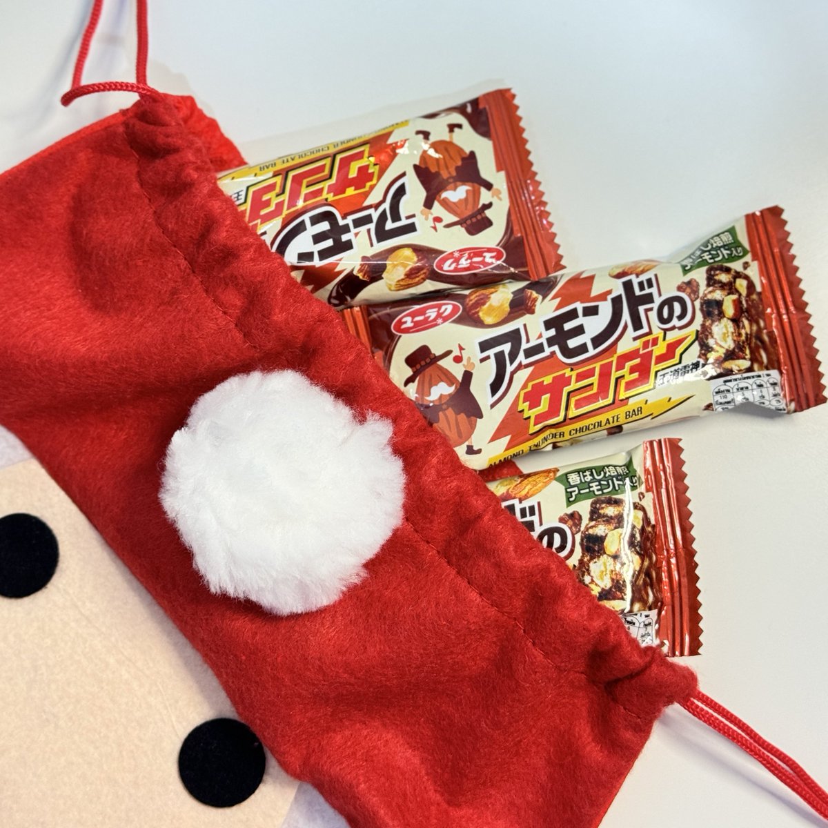 mewkyreview's tweet photo. แกรรร ขนม Almond Thunder นี้อร่อยเกิ้นนน เป็นช็อคโกแลตอัลมอนด์จากญี่ปุ่นคือมันอร่อยจริงๆหยุดกินไม่ได้แล้ว ข้างในเป็นอัลมอนด์คั่ว คุกกี้ คุกกี้โกโก้ 🍫🌰🍪หวานละมุ��มาก อยากให้ขายตลอดไปได้มั้ยยย นอยอ่าทำไมขายแค่ช่วงนี้🥹 ทุกคนจดชื่อละตามไปตุนด่วน ที่เซเว่น! ซองละ27บาท
#รีวิวเซเว่น #Almondthunder #Blackthunder #สนุกได้อีก