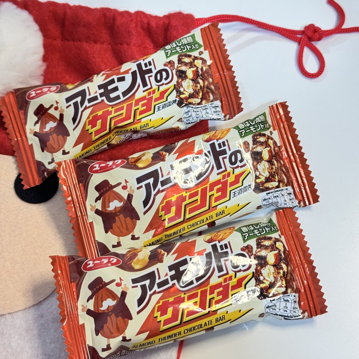 mewkyreview's tweet photo. แกรรร ขนม Almond Thunder นี้อร่อยเกิ้นนน เป็นช็อคโกแลตอัลมอนด์จากญี่ปุ่นคือมันอร่อยจริงๆหยุดกินไม่ได้แล้ว ข้างในเป็นอัลมอนด์คั่ว คุกกี้ คุกกี้โกโก้ 🍫🌰🍪หวานละมุ��มาก อยากให้ขายตลอดไปได้มั้ยยย นอยอ่าทำไมขายแค่ช่วงนี้🥹 ทุกคนจดชื่อละตามไปตุนด่วน ที่เซเว่น! ซองละ27บาท
#รีวิวเซเว่น #Almondthunder #Blackthunder #สนุกได้อีก