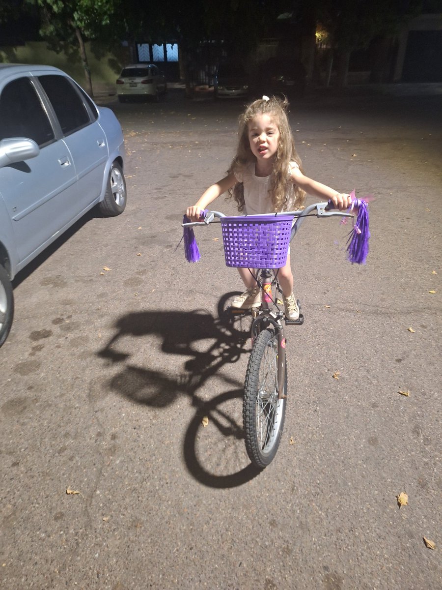 Mí princesa con el regalo de su madrina 😊❤️
