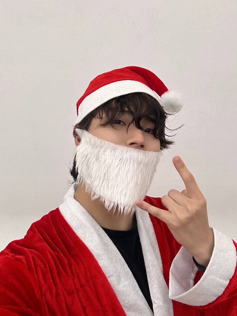 GHOST9OFFICIAL's tweet photo. Merry Christmas 2 u ❄️❄️

#SONJUNHYUNG #손준형 https://t.co/j5iYFAAzi9