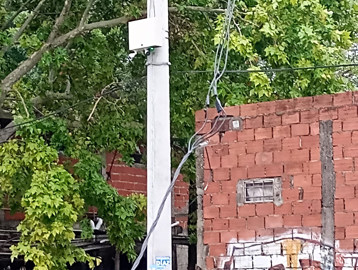 AJRF72's tweet photo. @Edenor @SMN_Argentina Una vergüenza.

No calleton ni 7mm. Y 0.20 cortaron la luz. Ya no llueve y este cable sigue así hace 15 dias.

Vamos por más privatizaciones monopólicas como está. https://t.co/uCDAOeXtx3