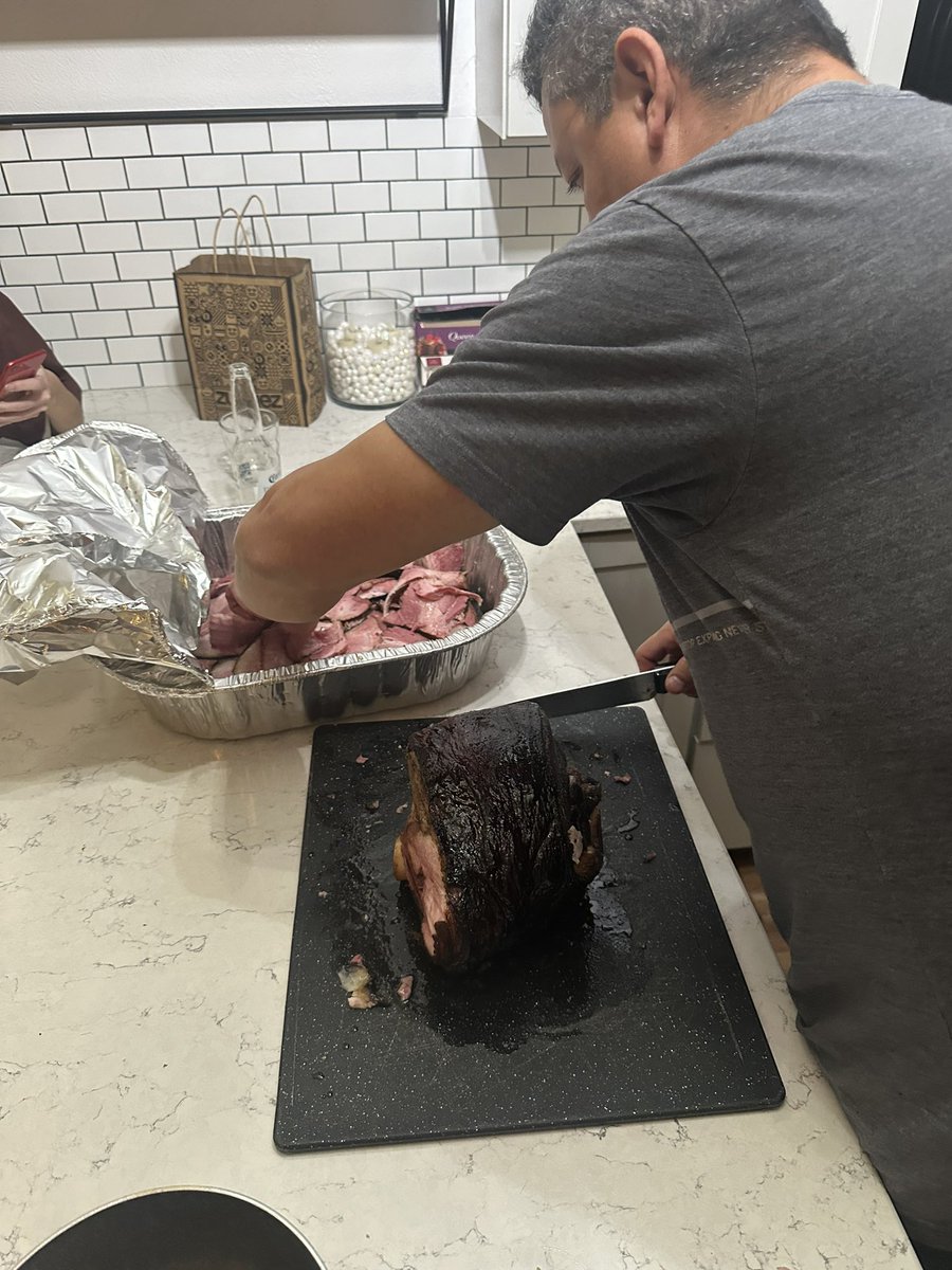 MrsGenX2's tweet photo. Buy local! Fresh slaughtered pig by a dude who is hotter than Rip. 😅
#smokedham #fresh #curedham #NewMexico #MerryChristmas
🤠🐖 https://t.co/gf6SehnlnS
