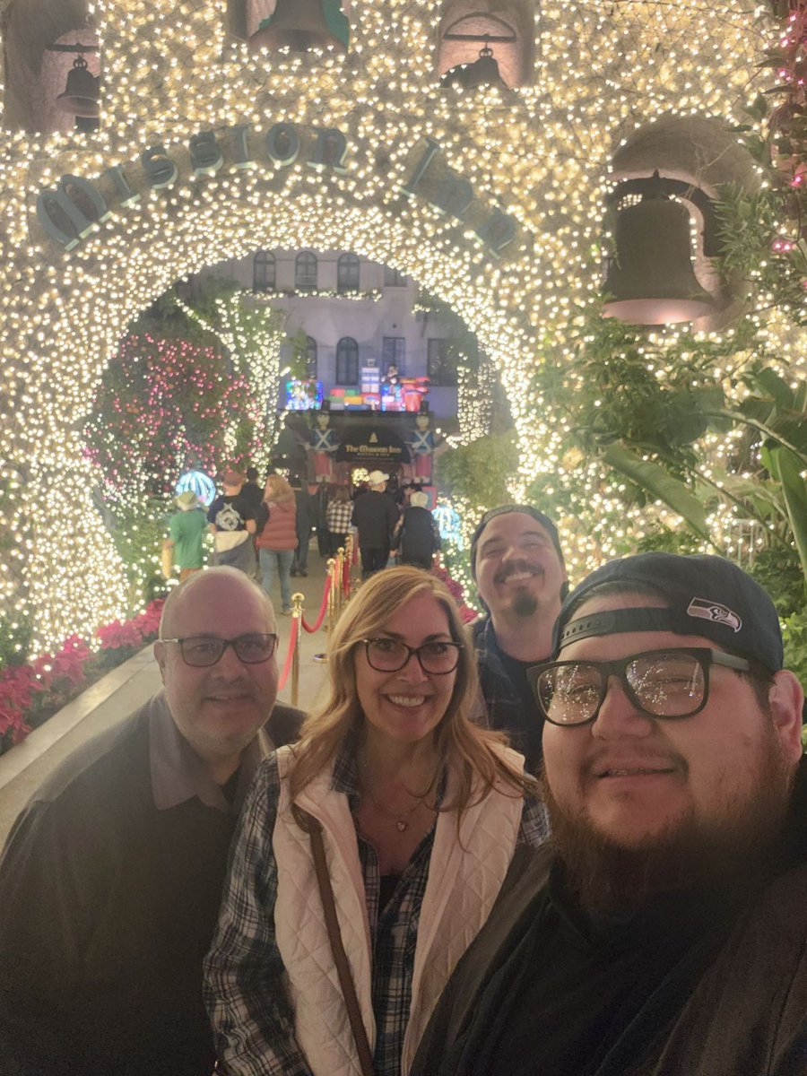 SolorioBrewing's tweet photo. 🎄Merry Christmas!! With lots of love, Solorio Brewing Co, Rancho Cucamonga. 🍻 #soloriobrewing #ranchocucamonga #merrychristmas2023 https://t.co/C0SoSQho8f