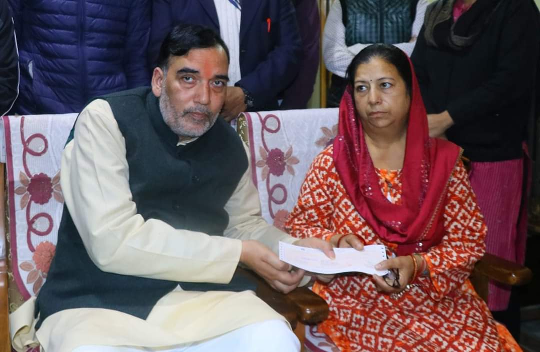 मंत्री Gopal Rai जी ने आज COVID Warrior शहीद संदीप कुमार शर्मा जी के परिवार को ₹1 करोड़ का चेक सम्मान राशि के रूप में सौंपा।

देश के लिए COVID से लड़ते लड़ते जान गंवाने वाले शहीदों के साथ खड़ी अकेली सरकार।

#AamAadmiParty #KejriwalKiGuarantee <a href="/AAPMPOfficial/">AAP Madhya Pradesh</a>