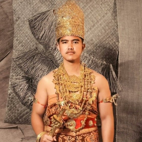 ¬Potret Holy Prince Kaesang of Jakarta

#RoyalFamily 
---------------
Ini mungkin saja bisa menjadi meme Sejarah di masa depan.
<a href="/TweetHunterIO/">tweethunter</a> dark!