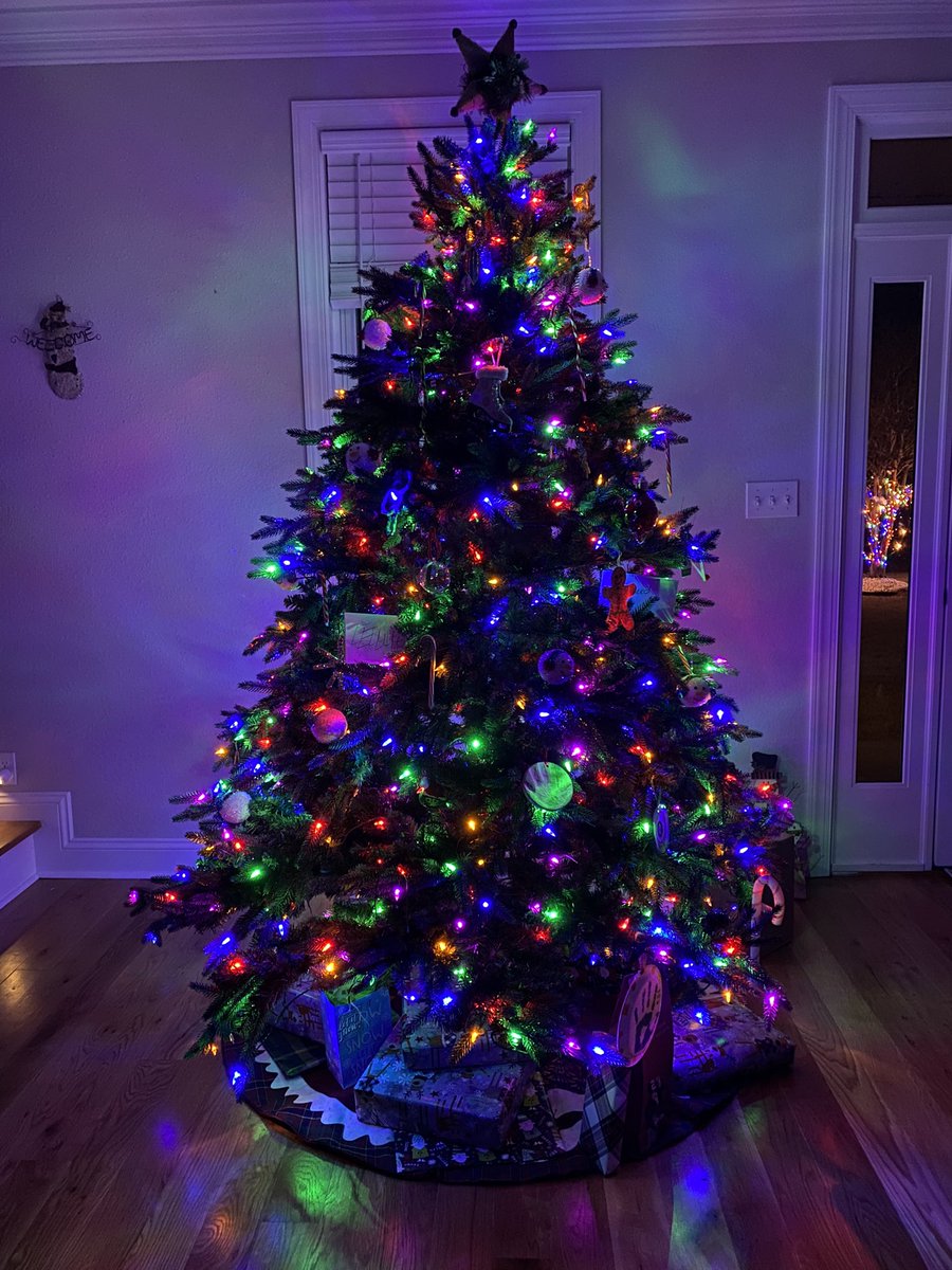 mr_britt's tweet photo. @notthefakeSVP #showSVPthetree https://t.co/gg1OOXv6t9