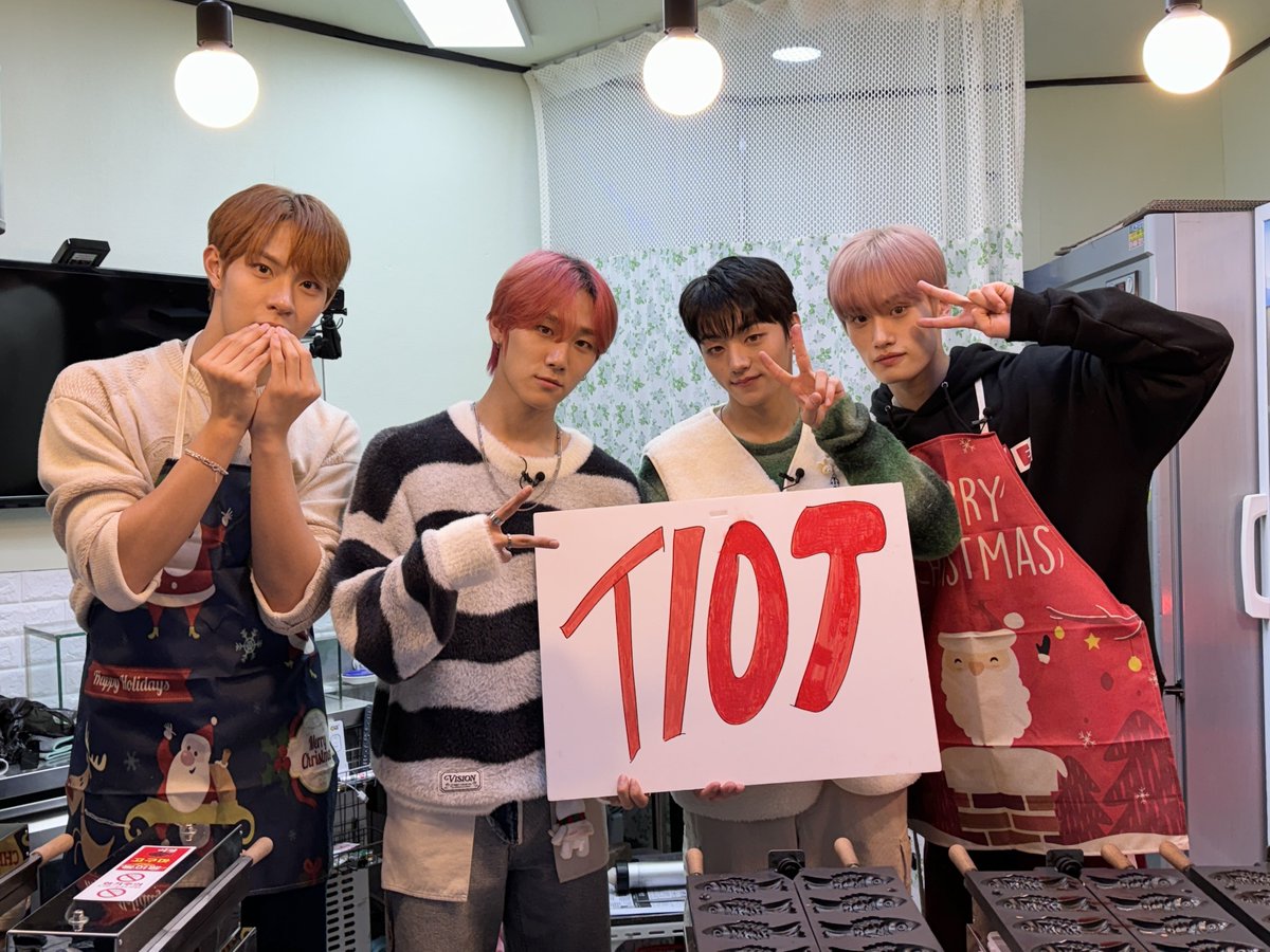 TIOT_NOW's tweet photo. [#레디_time⏰] 
요리조리! 붕어붕어 붕어빵 <・ )))><< 
‘IDOL붕어빵’ OPEN [산ㅌTiot]

즐거운 크리스마스 보내세요🫶🏻❤️💚

#TIOT #티아이오티 #Findtheway
#김민성 #KIMMINSEOUNG
#금준현 #KUMJUNHYEON
#홍건희 #HONGKEONHEE
#최우진 #CHOIWOOJIN https://t.co/mUzoKFPd9m
