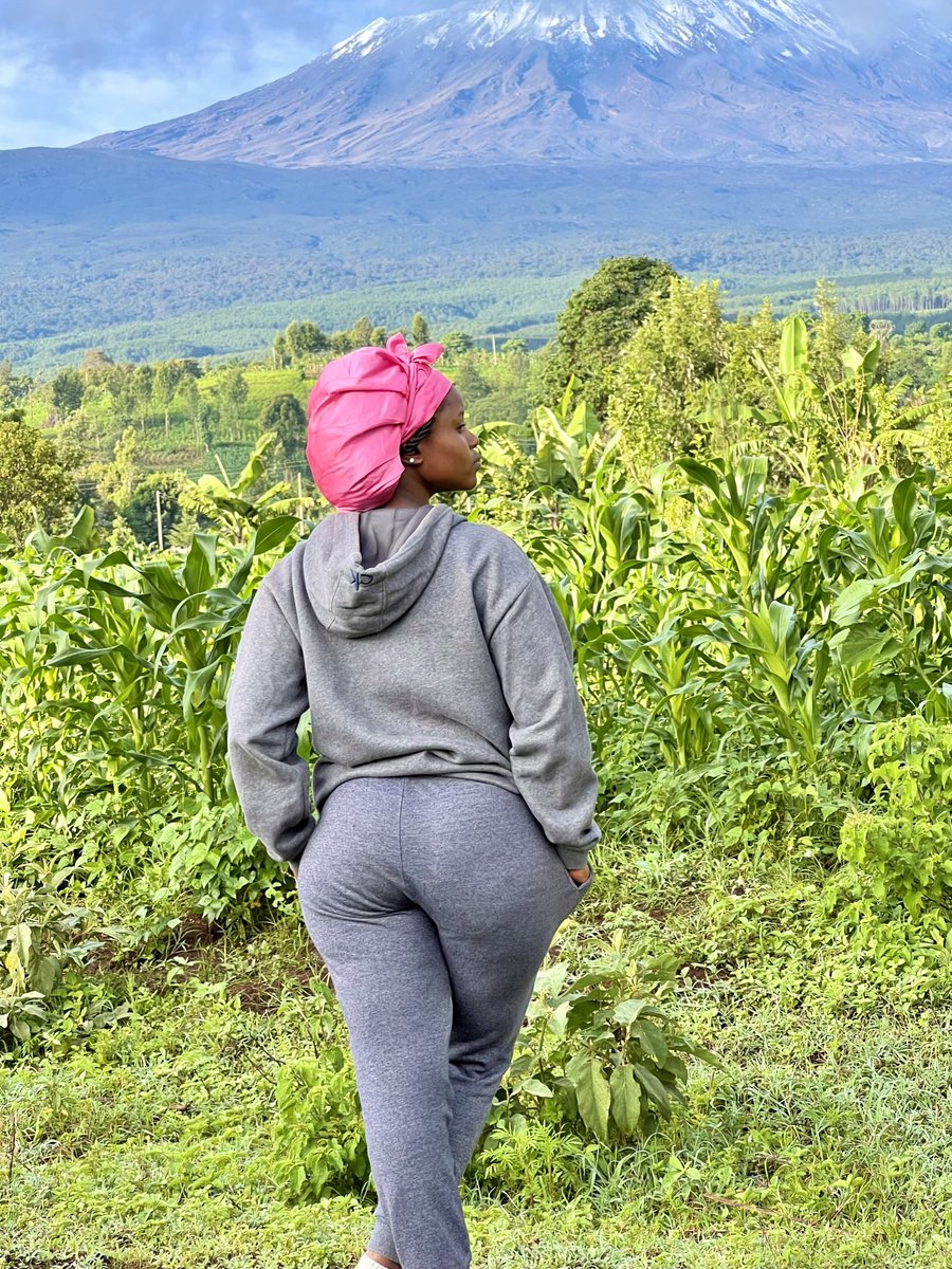 Mercymasai3's tweet photo. Merry christmas from mount kilimanjaro and I ❤️ https://t.co/SmIKRwq2TA