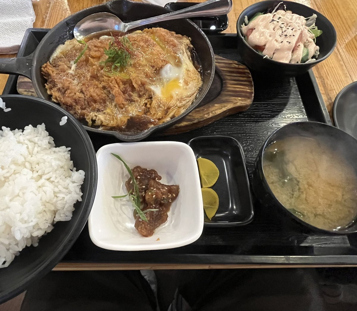 killtheboredom7's tweet photo. Lunch time! Tara, kain. https://t.co/sQS0j7HOx4